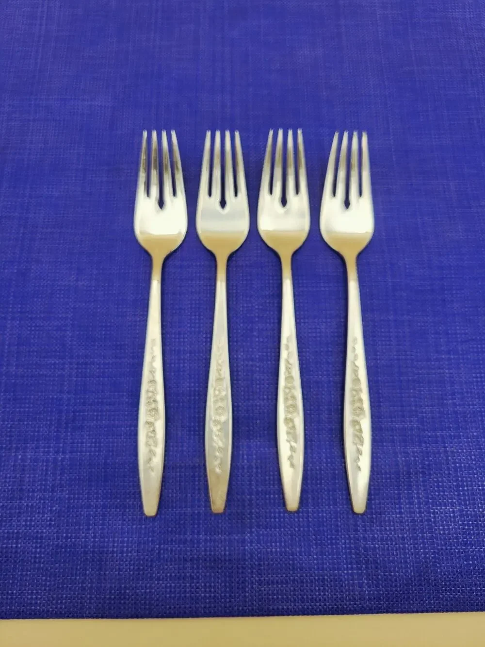 INTERNATIONAL silverplate LAUREL MIST Set of 4 Salad Fork Vtg